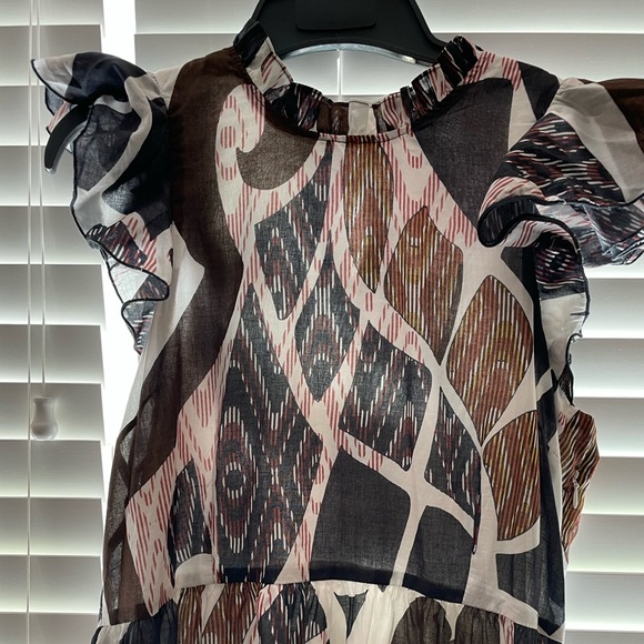 This geometrical maxi includes a ruffled neckline and flutter sleeves - Picture 3 of 5